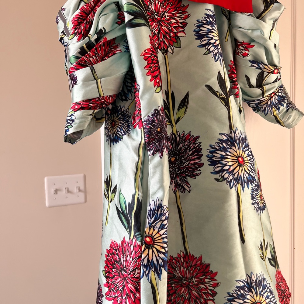 Floral dress in a US size 8, loose fitting with pockets!